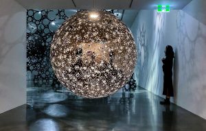 Lindy Lee, Moon in a Dew Drop